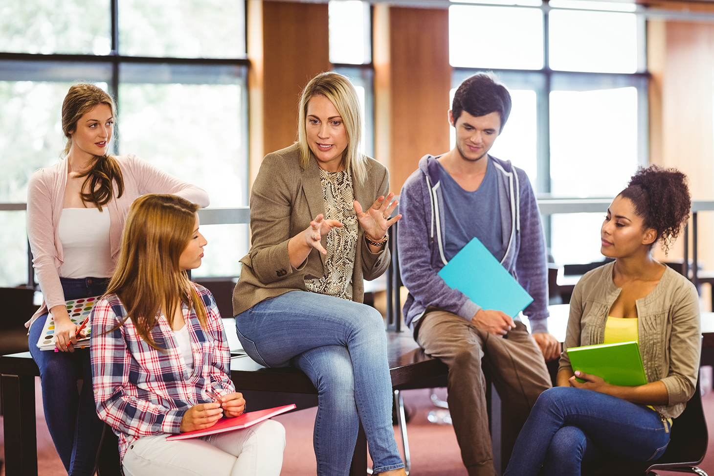 Un enseignant avec ses étudiants